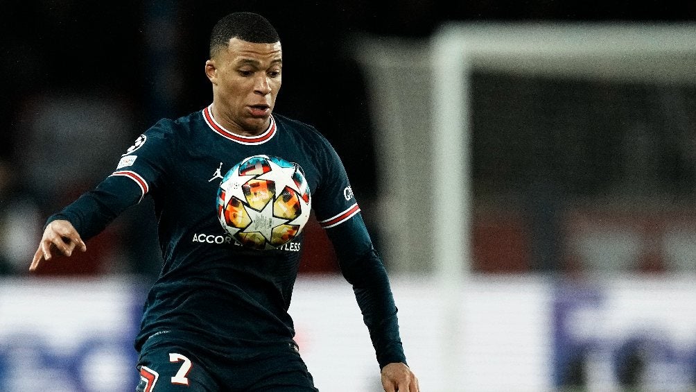 Kylian Mbappé jugando partido de Champions League con el PSG