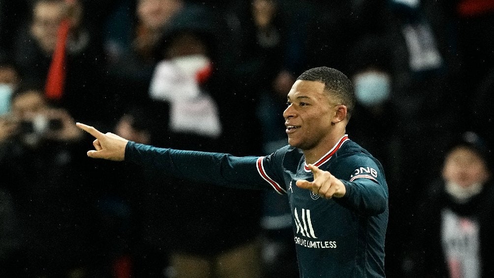 Kylian Mbappé festejando gol con el PSG en Champions League