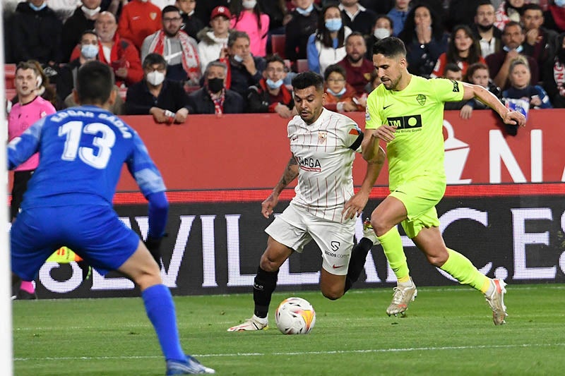 Tecatito Corona durante un duelo con el Sevilla 