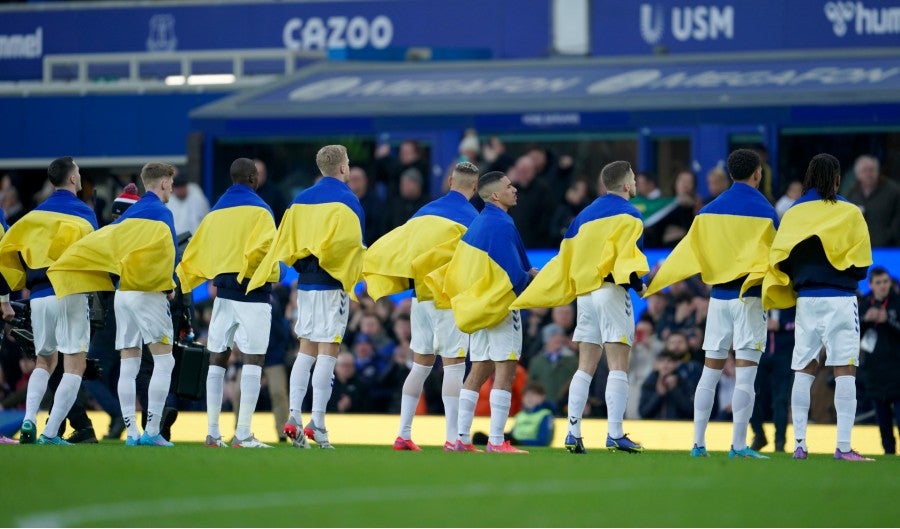 Jugadores del Everton con banderas de Ucrania