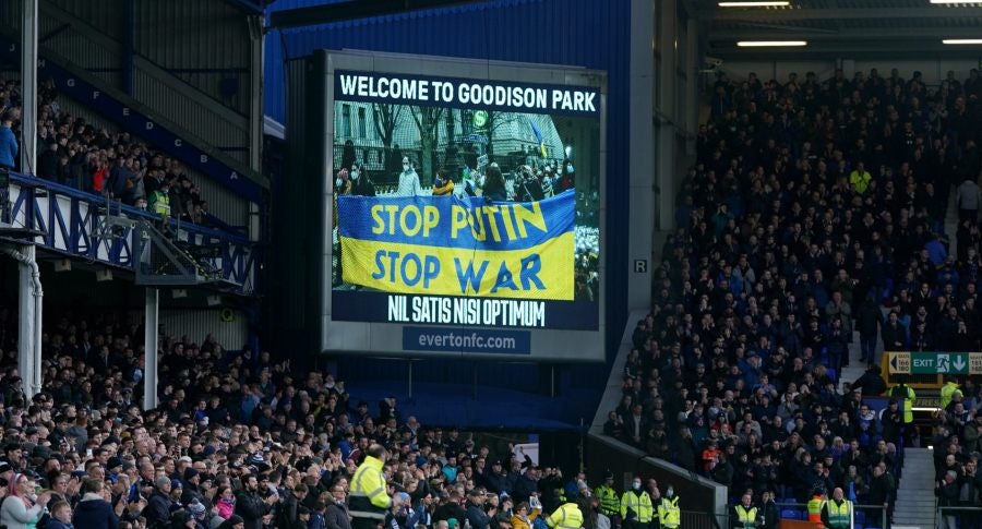 Mantas en contra de la guerra en Goodison Park