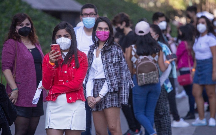 Jóvenes en fila para ingresar a concierto en el Auditorio Nacional