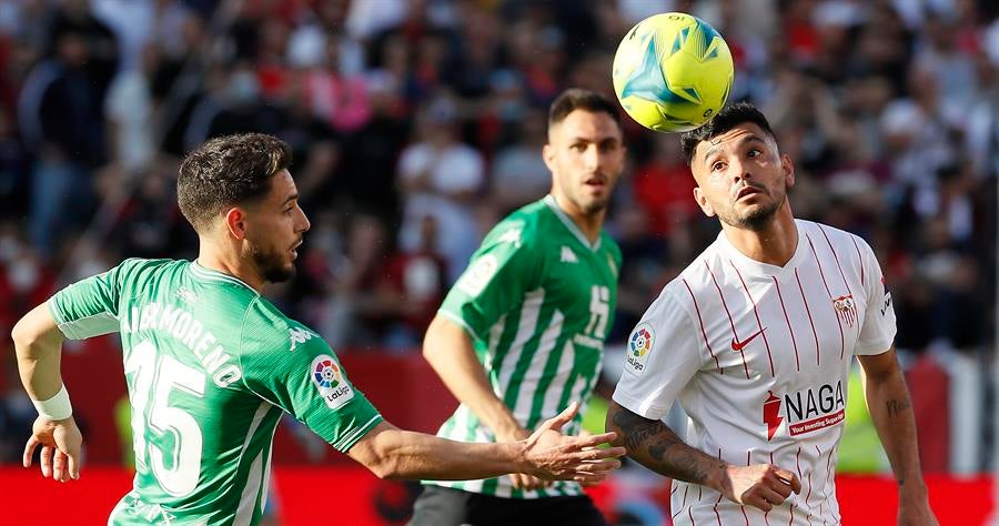 Tecatito Corona con el Sevilla