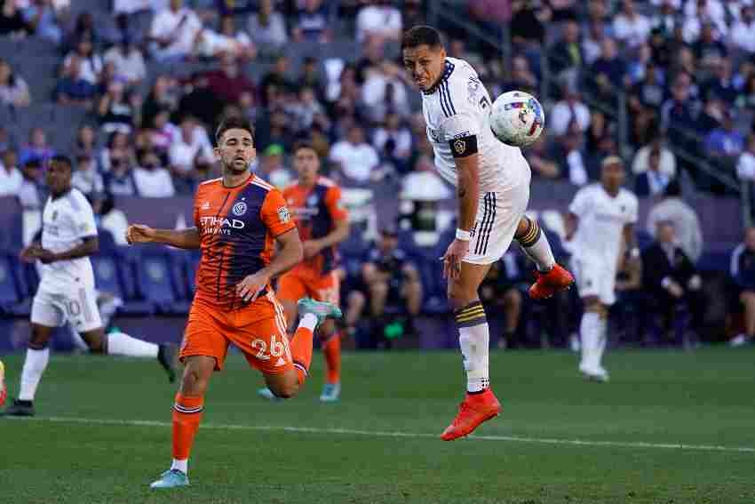 Chicharito en un juego con LA Galaxy 