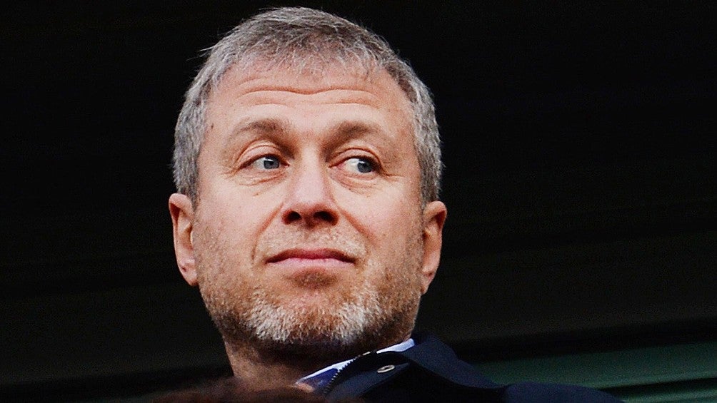 Roman Abramovich presenciando compromiso del Chelsea