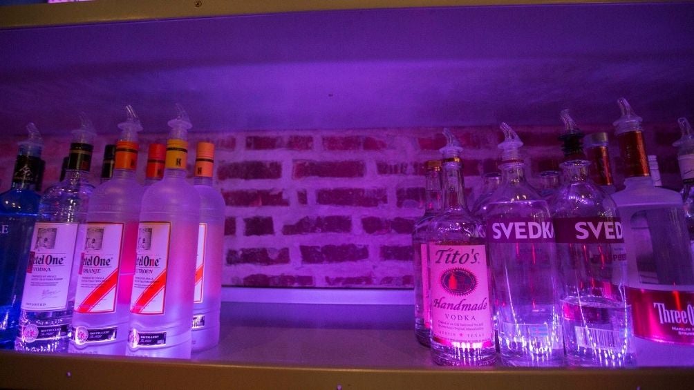 Bares y licorerías han dejado de vender vodka ruso