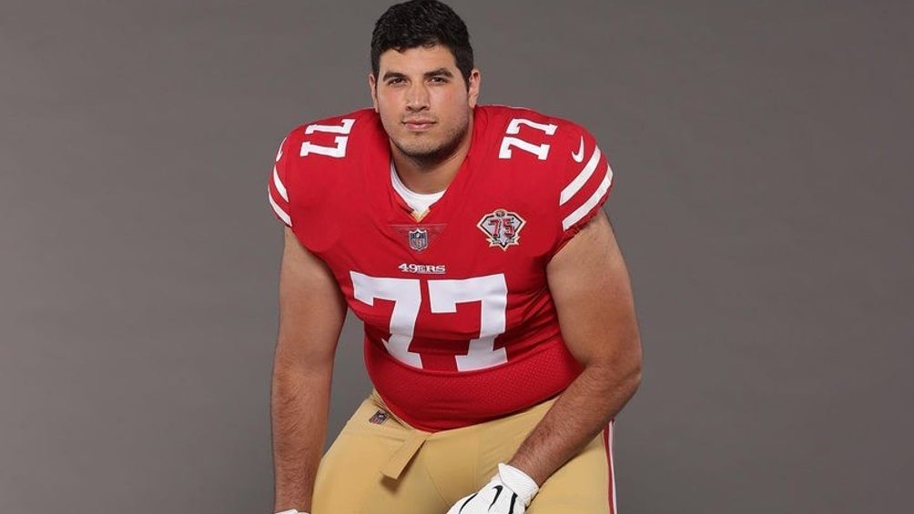 Alfredo Gutiérrez durante sesión fotográfica con los 49ers