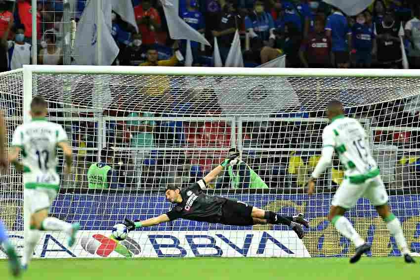 Jesús Corona en el duelo vs Santos 