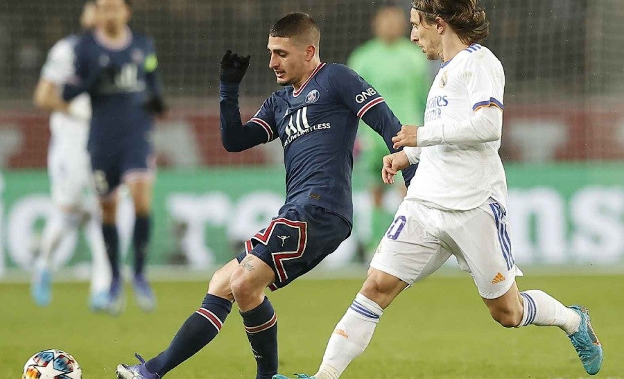 El croata pelea el balón con Marco Verratti