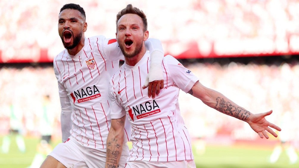 Iván Rakitic festejando gol con el Sevilla ante el Betis