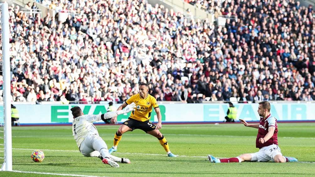 Tomas Soucek anotándole gol al Wolverhampton