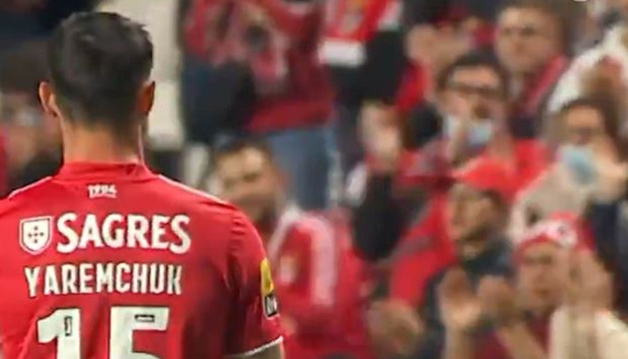 Yaremchuk ovacionado por los seguidores del Benfica