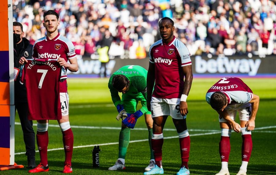 Jugadores del West Ham con la playera de Yarmolenko