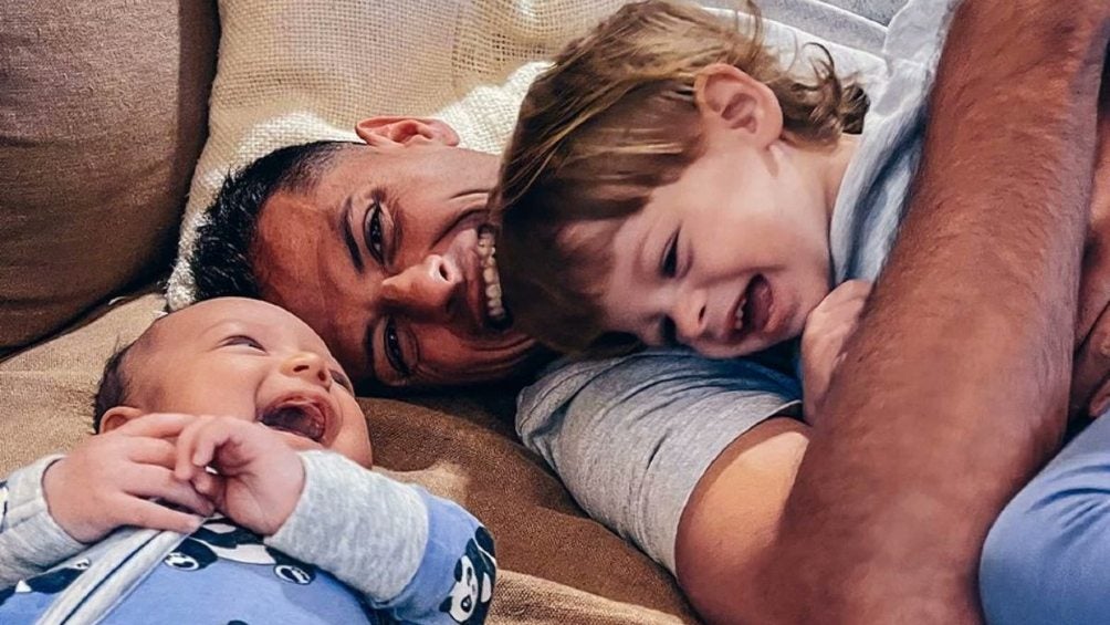 Chicharito Hernández conviviendo con sus hijos