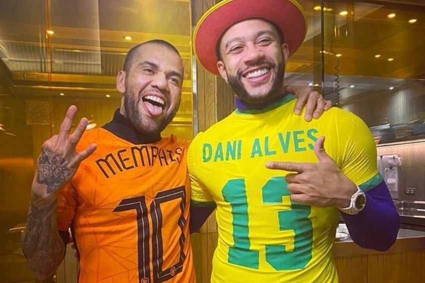 Memphis Depay y Dani Alves con sus jerseys