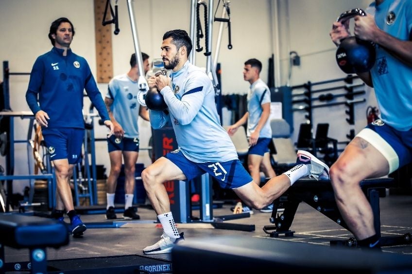 Henry Martín realizando ejercicios en el gimnasio