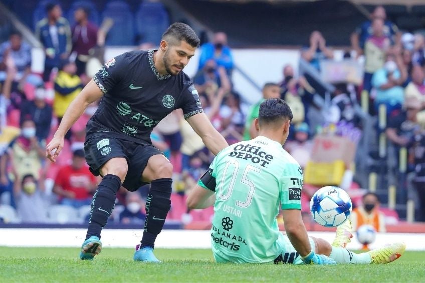 Henry Martín durante un partido del América