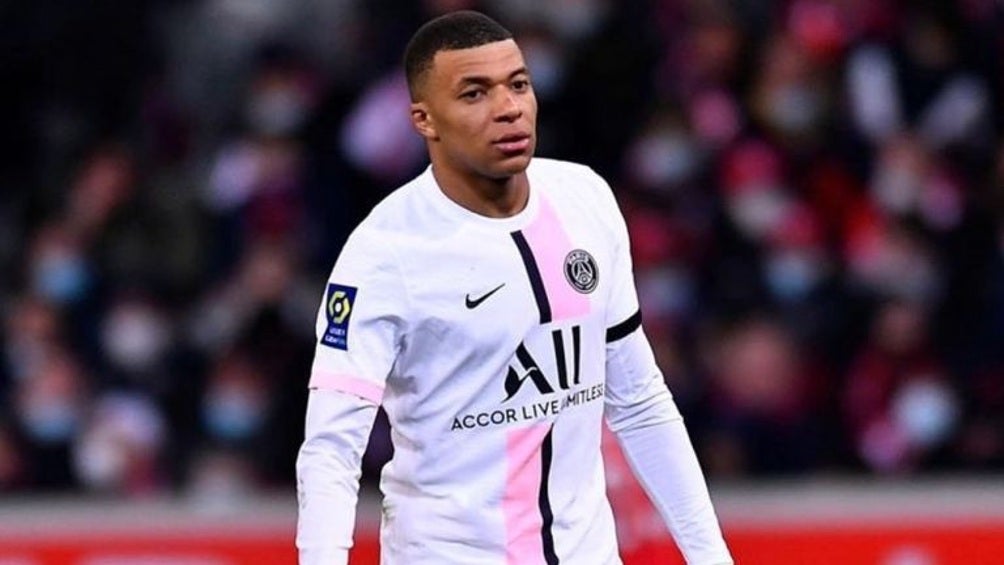 Kylian Mbappé jugando partido con el PSG