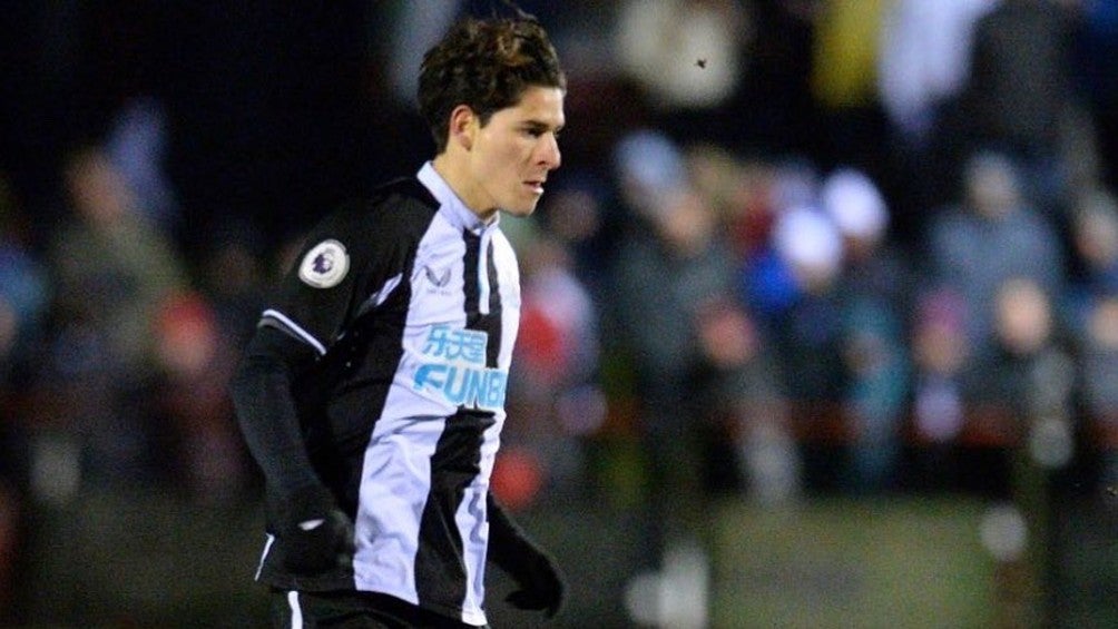 Santiago Muñoz jugando partido con el Newcastle United U-23