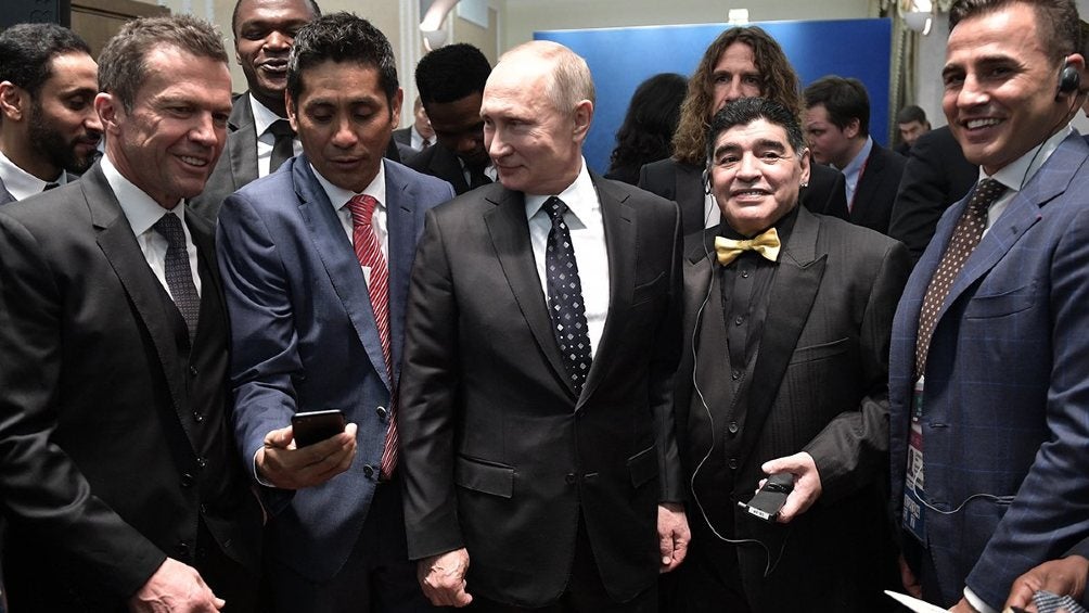 Vladimir Putin junto a Diego Armando Maradona y Jorge Campos