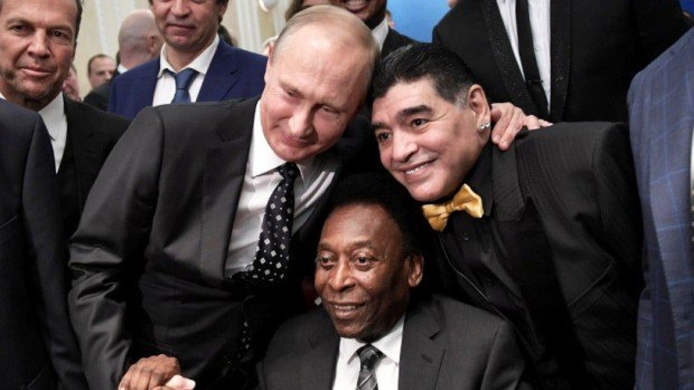 Vladimir Putin junto a Diego Armando Maradona y Pelé