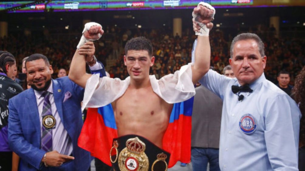 Dmitry Bivol con su campeonato