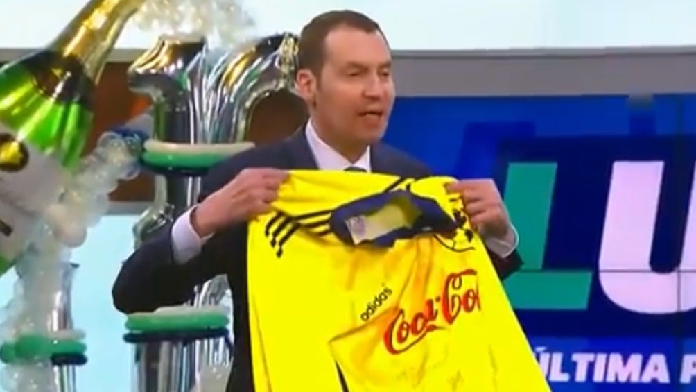 Andre Marín recibiendo playera del América de Cuauhtémoc Blanco