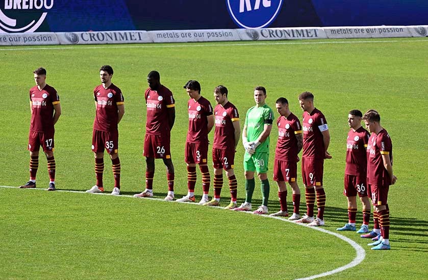 Jugadores del Schalke en minuto de silencio por la situación en Ucrania 