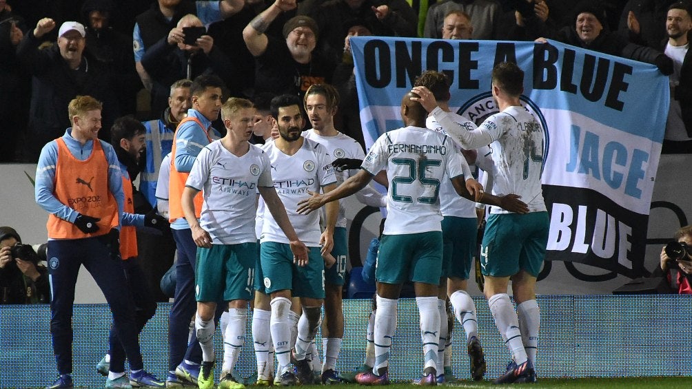 Jugadores del City celebran gol vs Peterborough