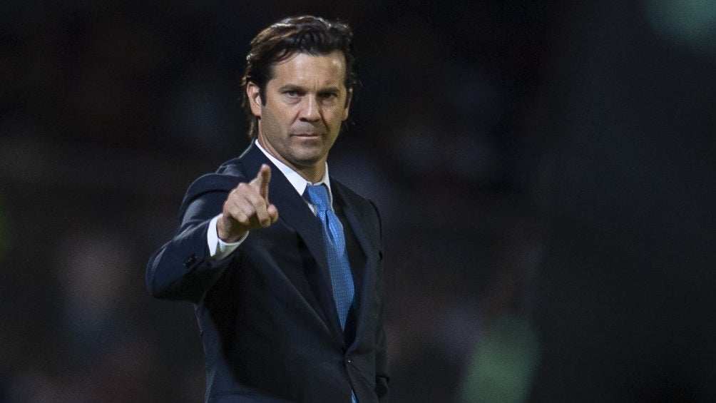 Santiago Solari dirigiendo al América en partido de la Liga MX