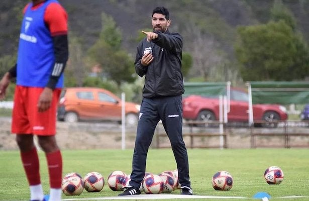 Loco Abreu dirigiendo