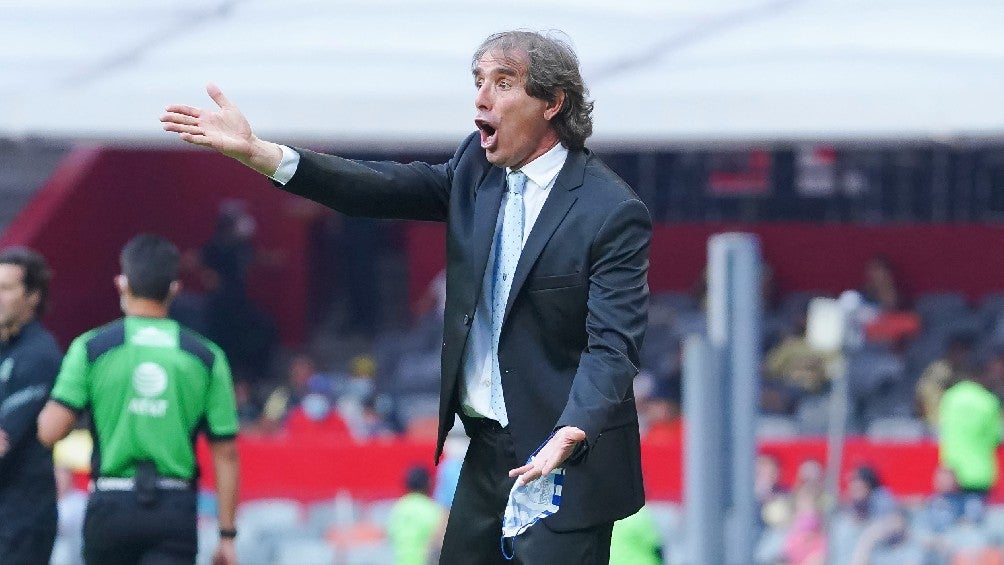 Guillermo Almada dirigiendo a Pachuca en partido de Liga MX