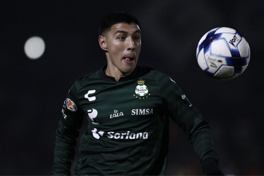 Leonardo Suárez durante un partido de Santos