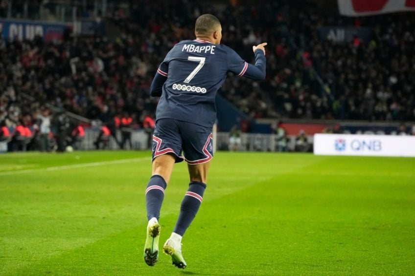 Mbappé festejando su anotación