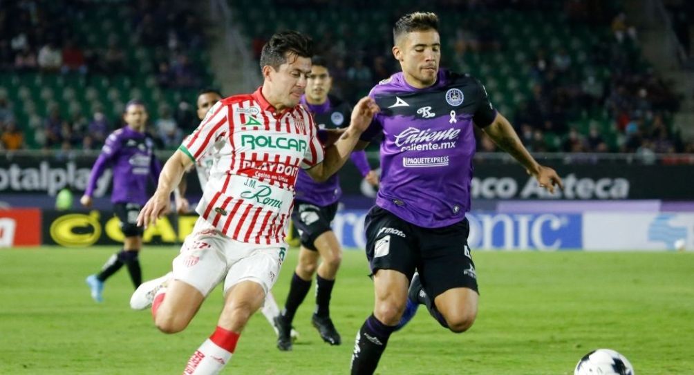 Jugadores del Necaxa y Mazatlán disputando el balón