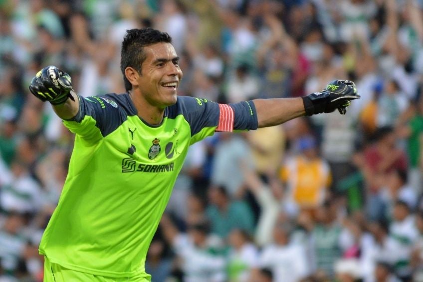 Oswaldo Sánchez festejando un gol con Santos