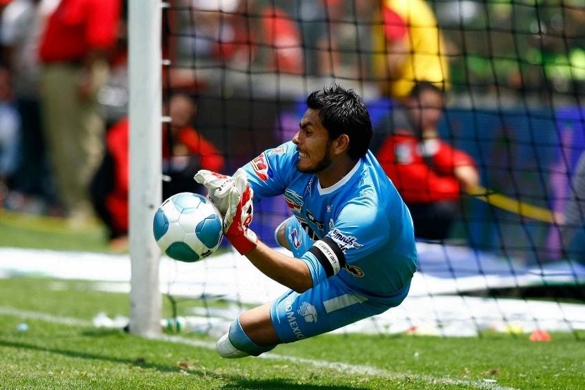 Oswaldo Sánchez deteniendo un penal