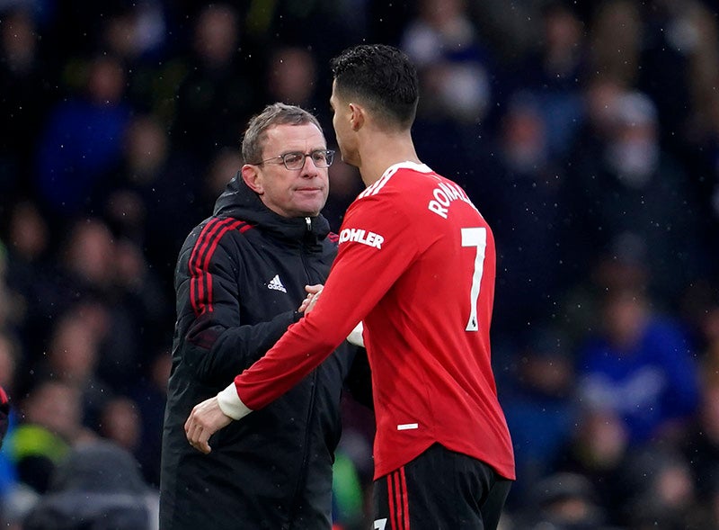 Ralf Rangnick da la mano a CR7 tras un cambio 