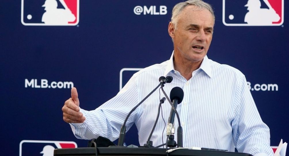 Rob Manfred en conferencia de prensa