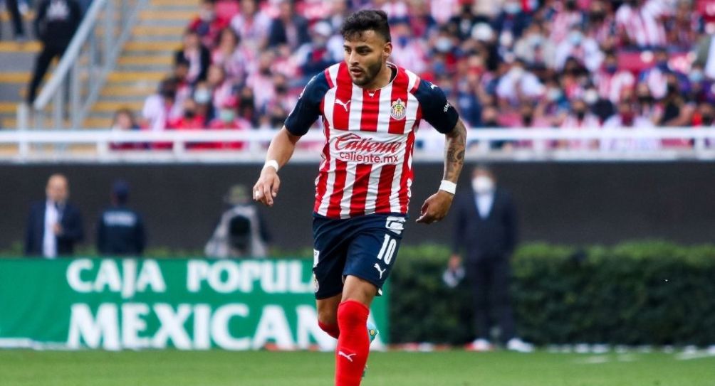 Alexis Vega en un partido de Chivas