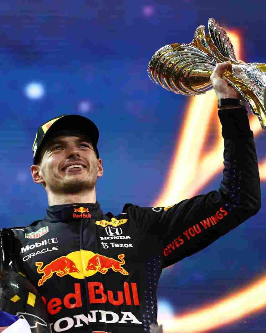 Max alzando su trofeo 