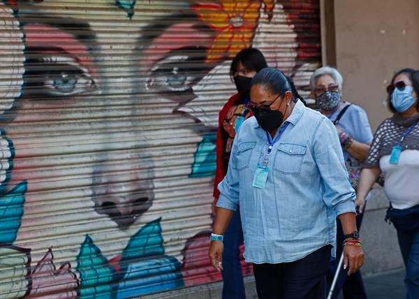 Personas con cubrebocas en calles de la Ciudad de México