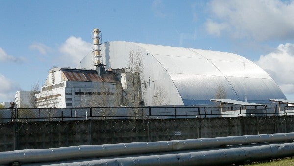 Refugio cubre el reactor que explotó en la planta nuclear de Chernóbil