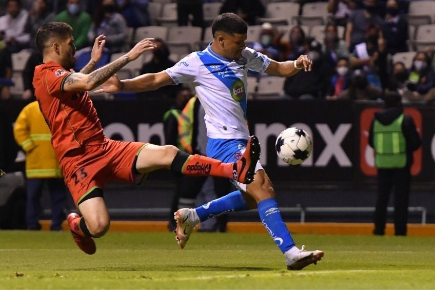 Maximiliano Araújo durante un partido del Puebla