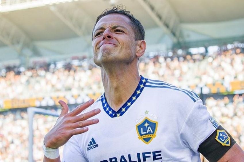 Chicharito festejando un gol con el Galaxy