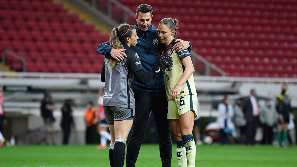 Craig Harrington junto a las jugadoras del América