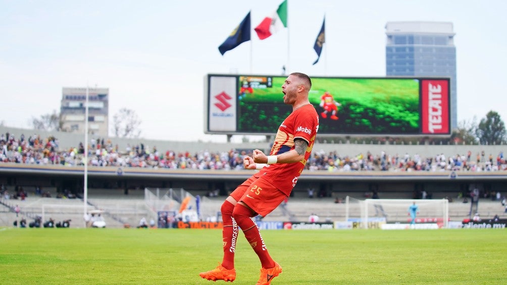 Arturo 'Palermo' Ortiz celebra con Pumas