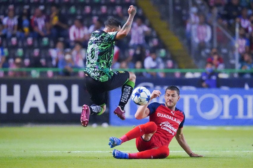 Hiram Mier en un partido de Chivas 