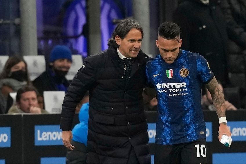 Simone Inzaghi felicitando a Lautaro Martínez