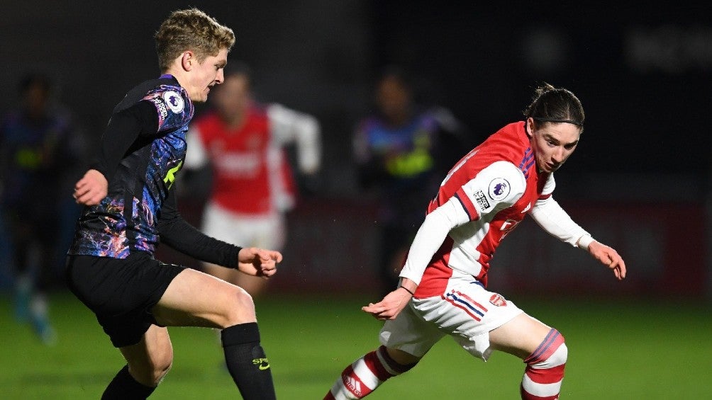 Marcelo Flores jugando partido con el Arsenal Sub-23 ante Tottenham